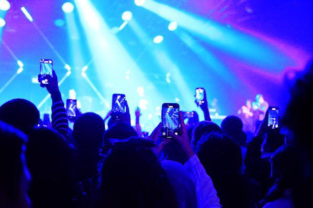 Ilustrasi Konser Musik (unsplash.com/Lobar Qudratovna)