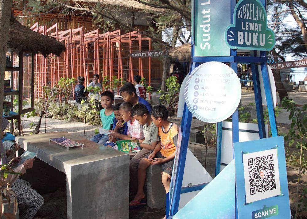 PNM menghadirkan Sudut Literasi di berbagai wilayah seperti Banyuwangi sebagai ruang baca fisik untuk anak-anak di pesisir. (Dok. PNM)
