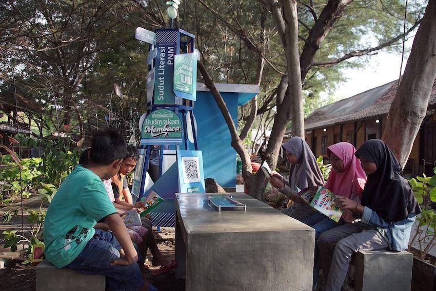 PNM menghadirkan Sudut Literasi di berbagai wilayah seperti Banyuwangi sebagai ruang baca fisik untuk anak-anak di pesisir. (Dok. PNM)