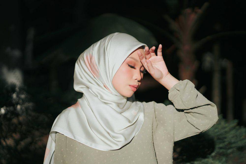 Ilustrasi wanita memakai hijab klasik (unsplash.com/Muhammad Faiz Zulkeflee)