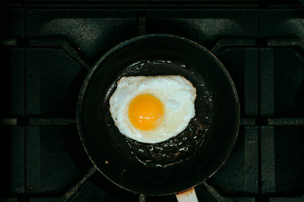 ilustrasi telur ceplok (unsplash.com/Nathan Dumlao)