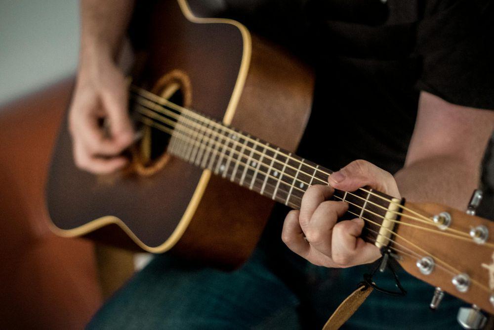 Ilustrasi bermain gitar (pexels.com/42 North)