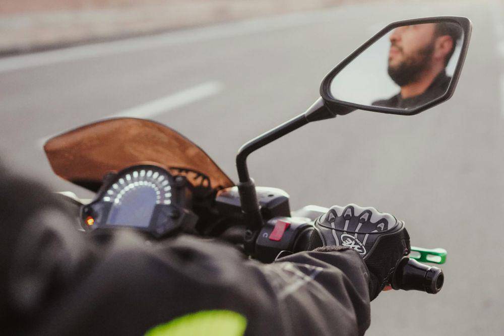 ilustrasi spion pada motor (pexels.com/Samer Bououd)