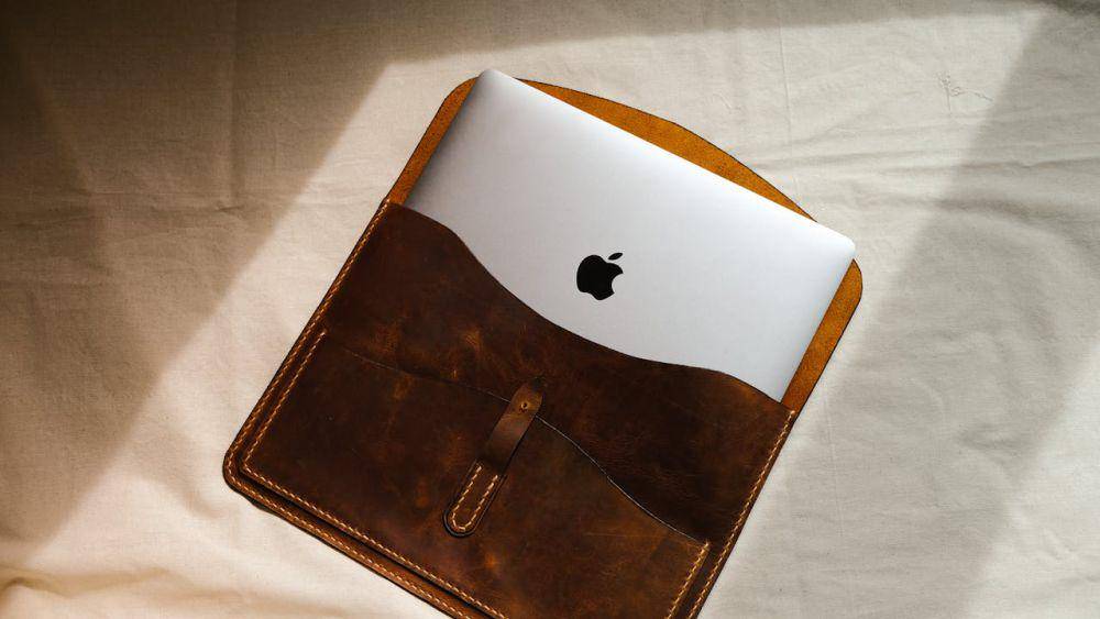 Ilustrasi memakai Macbook sleeve (Pexels/Bilakis)