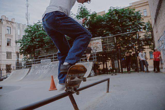 ilustrasi seseorang bermain skateboard (pexels.com/cottonbro studio)