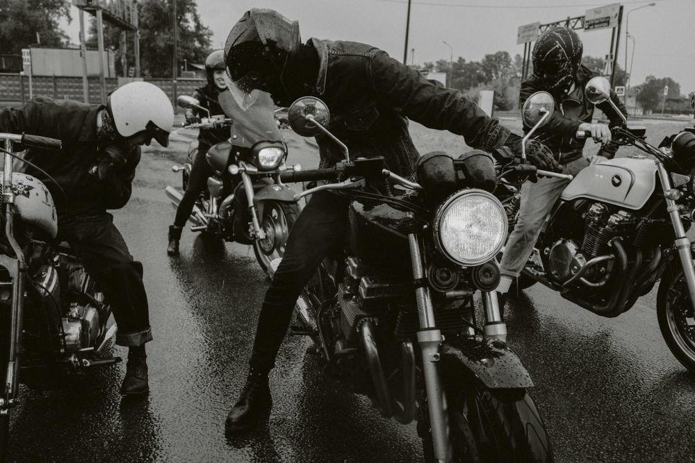 ilustrasi pengendara motor yang sedang touring (pexels.com/cottonbro studio)