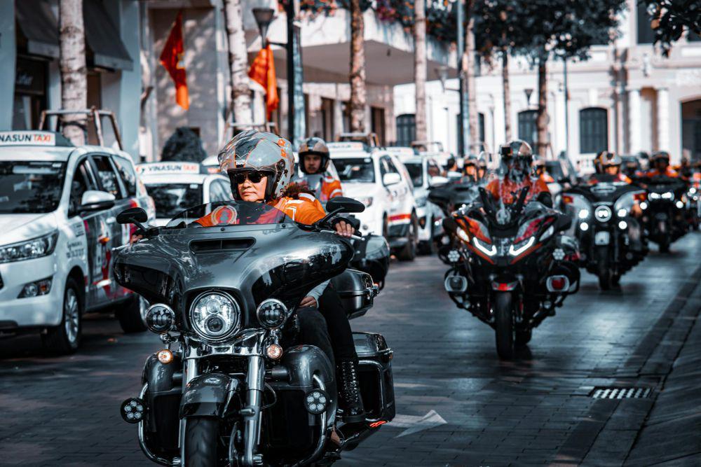 ilustrasi pengendara motor yang sedang touring (pexels.com/Đạt Đào)