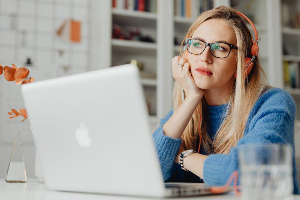 4 Tips Mengurangi Kebiasaan Melamun, Gak Buang Waktu Lagi