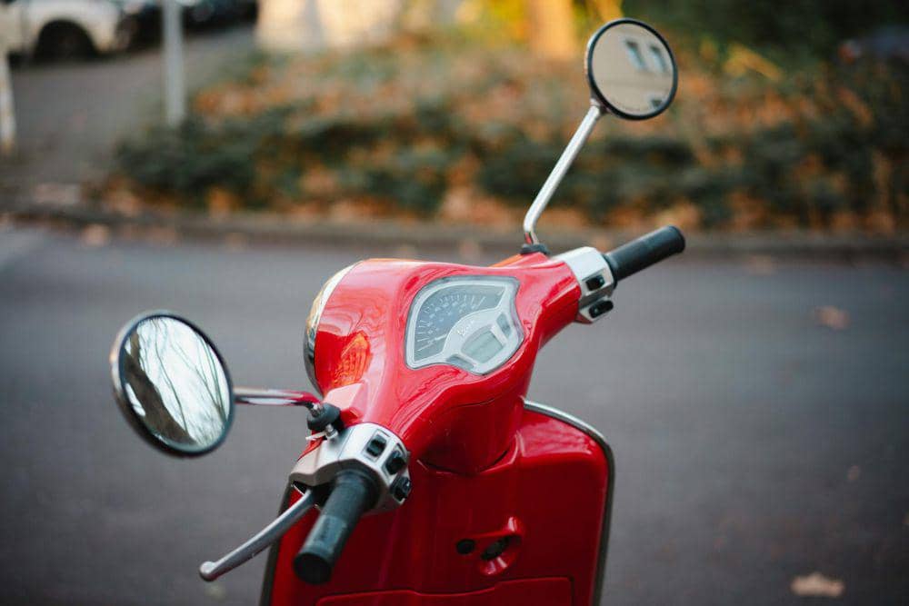 ilustrasi spion pada motor (pexels.com/Markus Winkler)