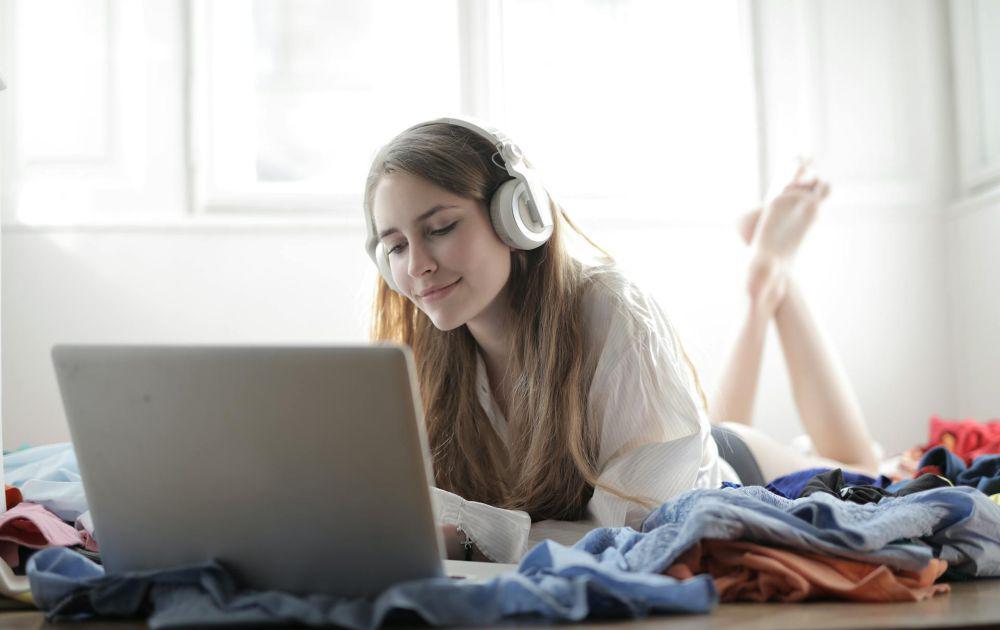 ilustrasi seseorang mendengarkan podcast (pexels.com/Andrea Piacquadio)
