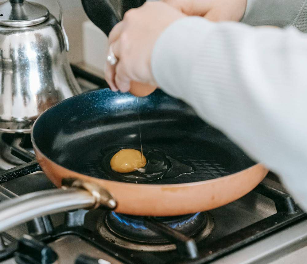 Ilustrasi menggoreng telur (pexels.com/Sarah Chai)