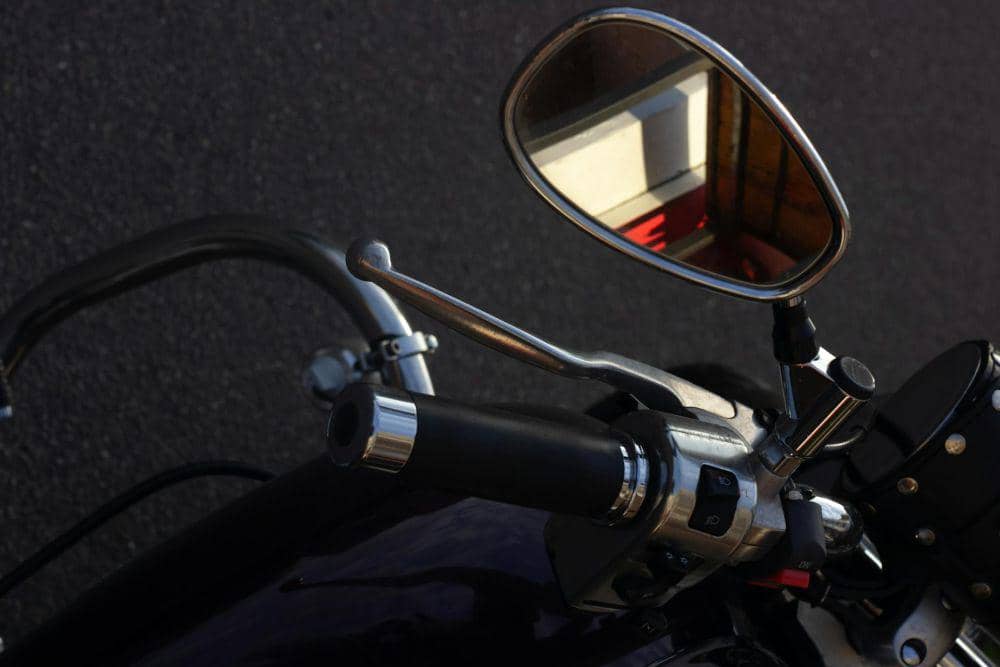 ilustrasi spion pada motor (pexels.com/Plato Terentev)