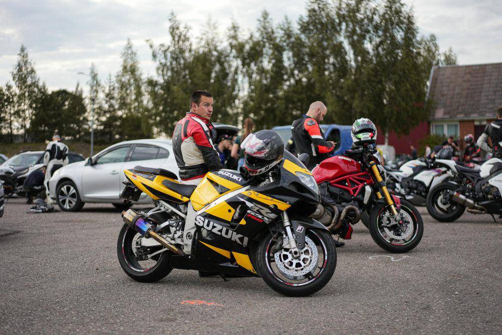 pengendara motor yang sedang touring 