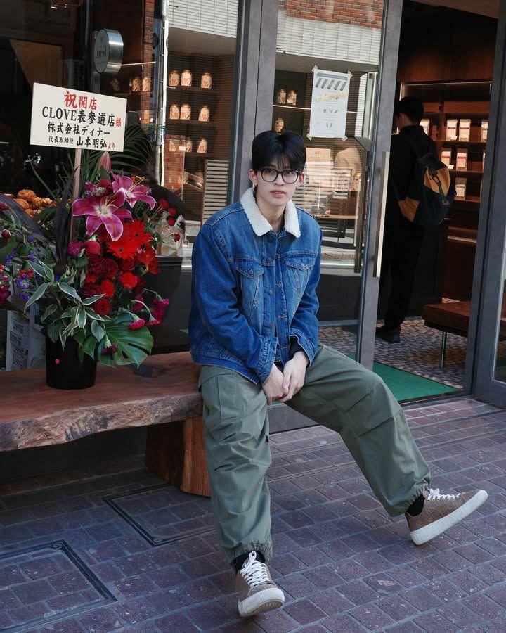 styling jaket denim ala Pond Naravit (Instagram.com/ppnaravit)