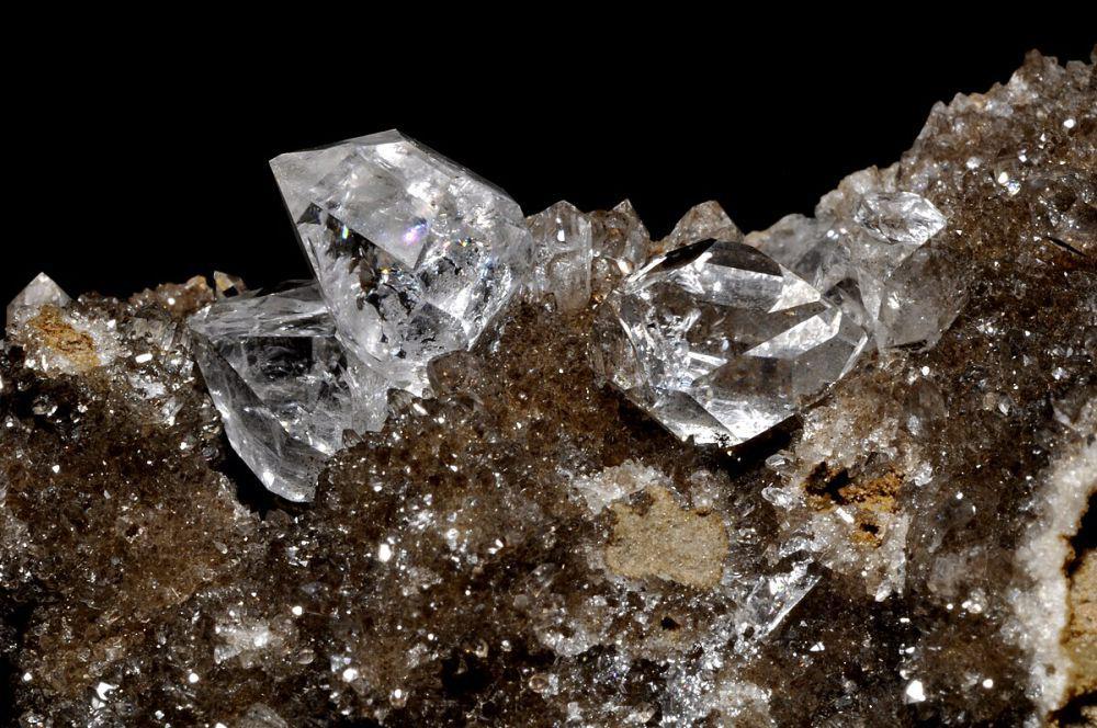 10 Fakta Menarik Herkimer, Kristal Unik yang Mirip Berlian