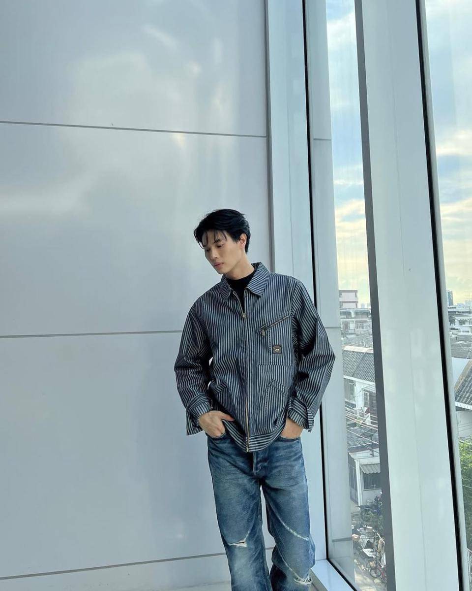 Styling Outfit Blue Jeans ala Win Metawin (instagram.com/winmetawin)