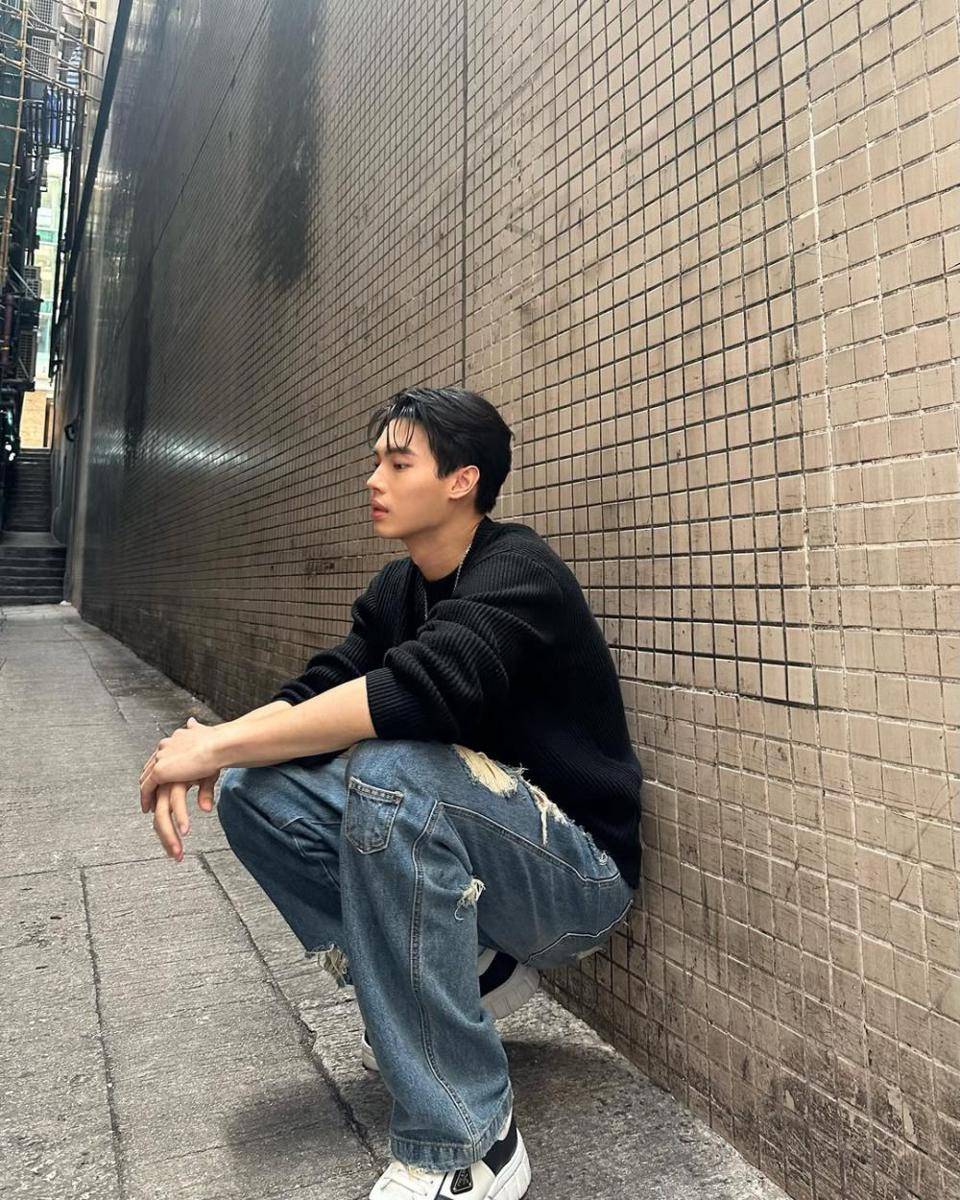 Styling Outfit Blue Jeans ala Win Metawin (instagram.com/winmetawin)