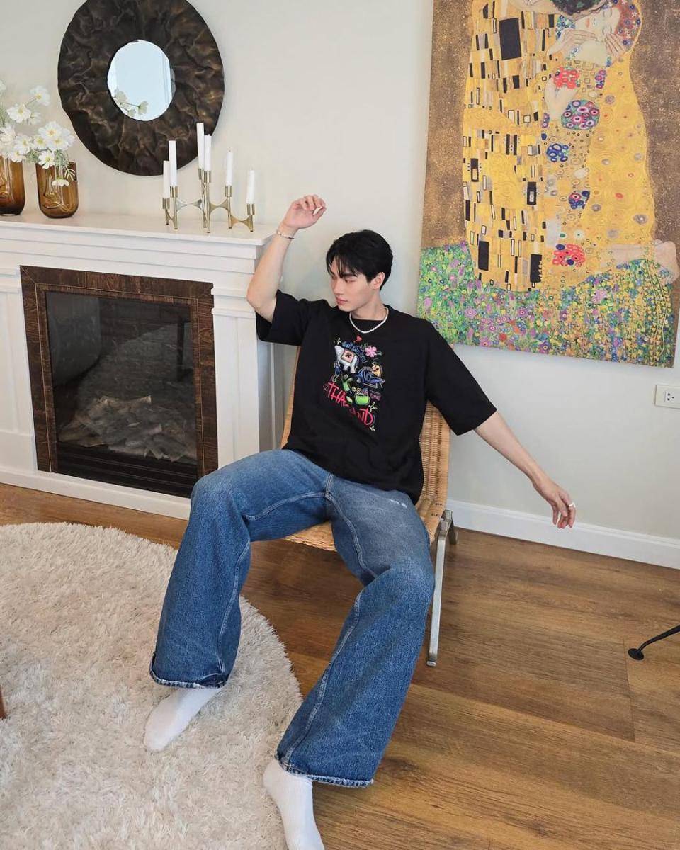 Styling Outfit Blue Jeans ala Win Metawin (instagram.com/winmetawin)