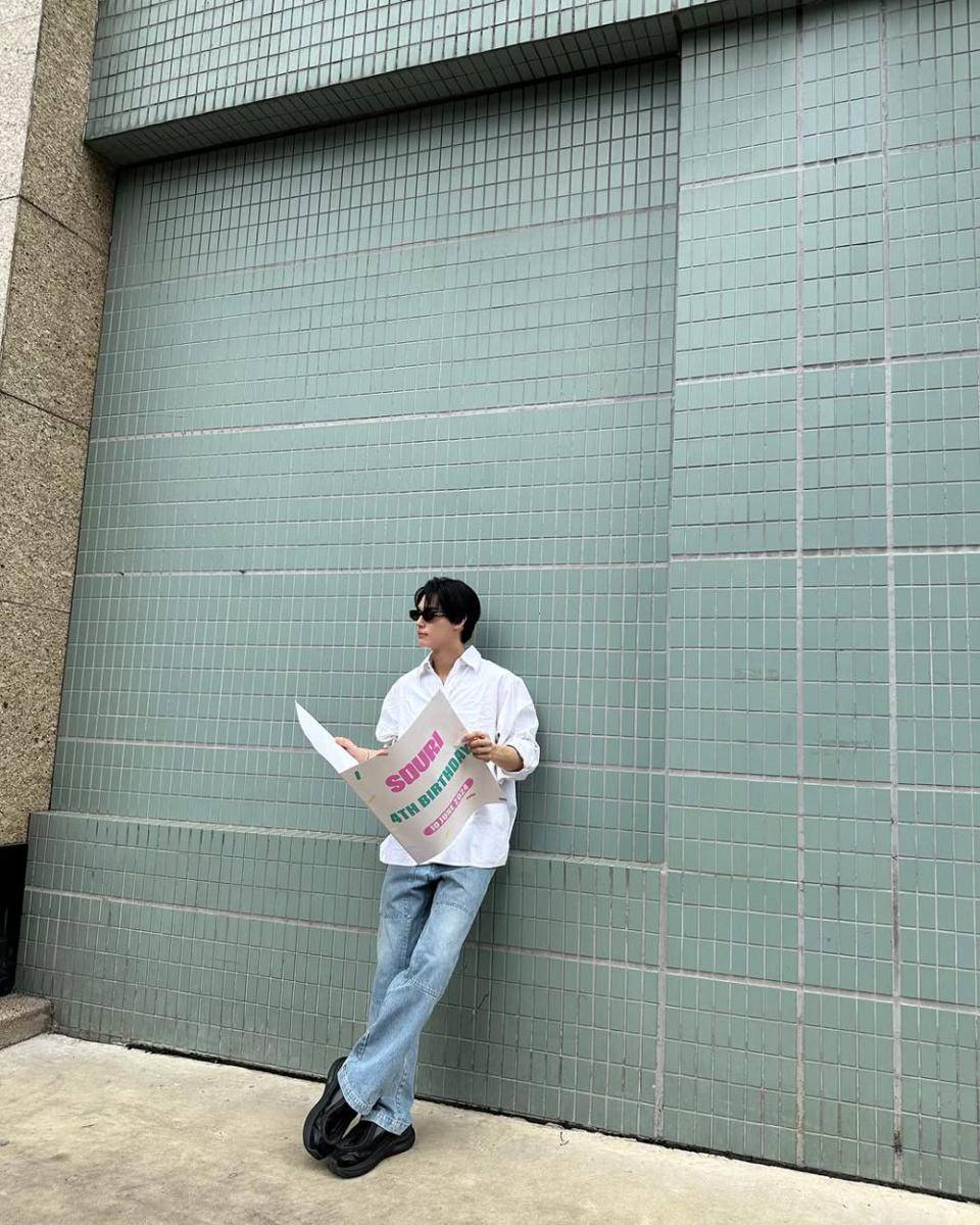 Styling Outfit Blue Jeans ala Win Metawin (instagram.com/winmetawin)