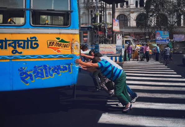 ilustrasi mendorong mobil (pexels.com/Kolkatar Chobiwala)
