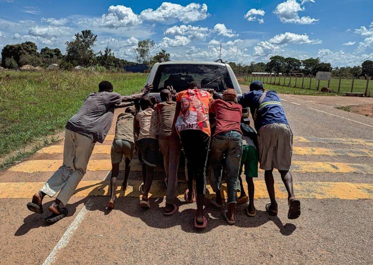 ilustrasi dorong mobil (pexels.com/Vilij Corps)