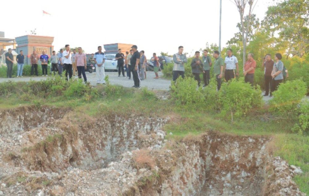 Wali Kota Kupang Christian Widodo memantau lubang makam gratis di TPU Damai Fatukoa. (Dok Humas Setda Pemkot Kupang)
