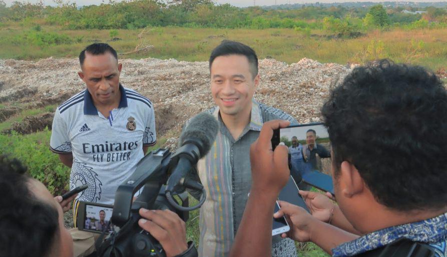 Wali Kota Kupang Christian Widodo memberi keterangan usai meninjau lubang makam gratis. (Dok Humas Setda Pemkot Kupang)