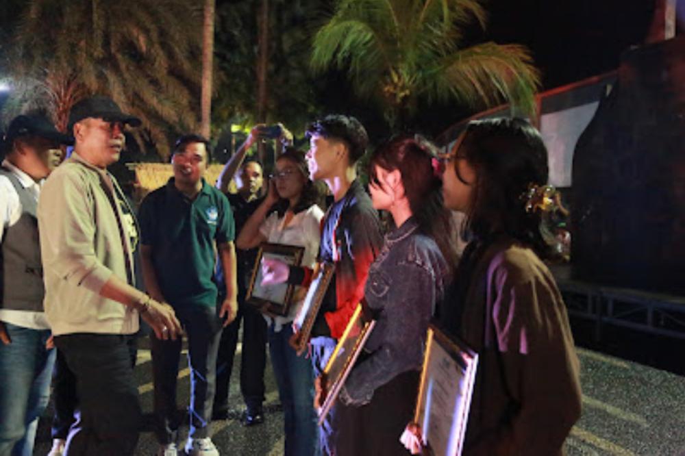 Bupati dan Wakil Bupati Karangasem menyerahkan piagam saat Karangasem Akhir Pekan. (Dok.Pribadi/Muhammad Ibnu Khaldun)