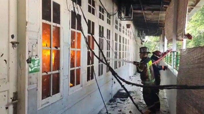 Pemadam kebakaran saat memadamkan api di salah satu sekolah di Medan Polonia (dok.Damkar Kota Medan)