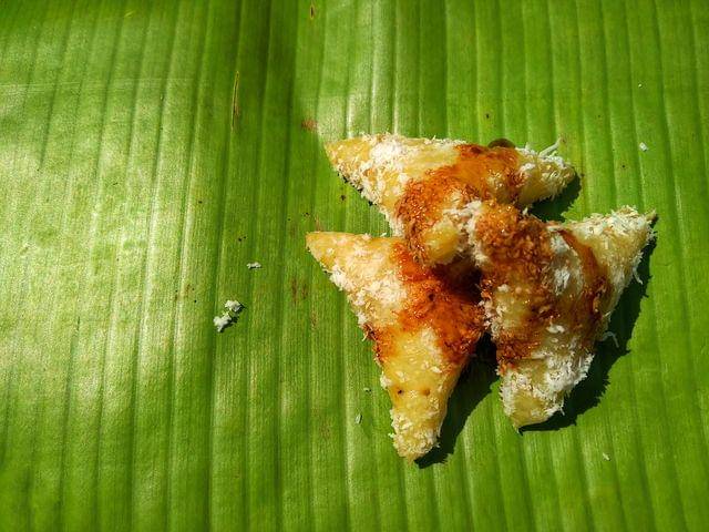 kue lupis makanan berkuah manis khas Indonesia
