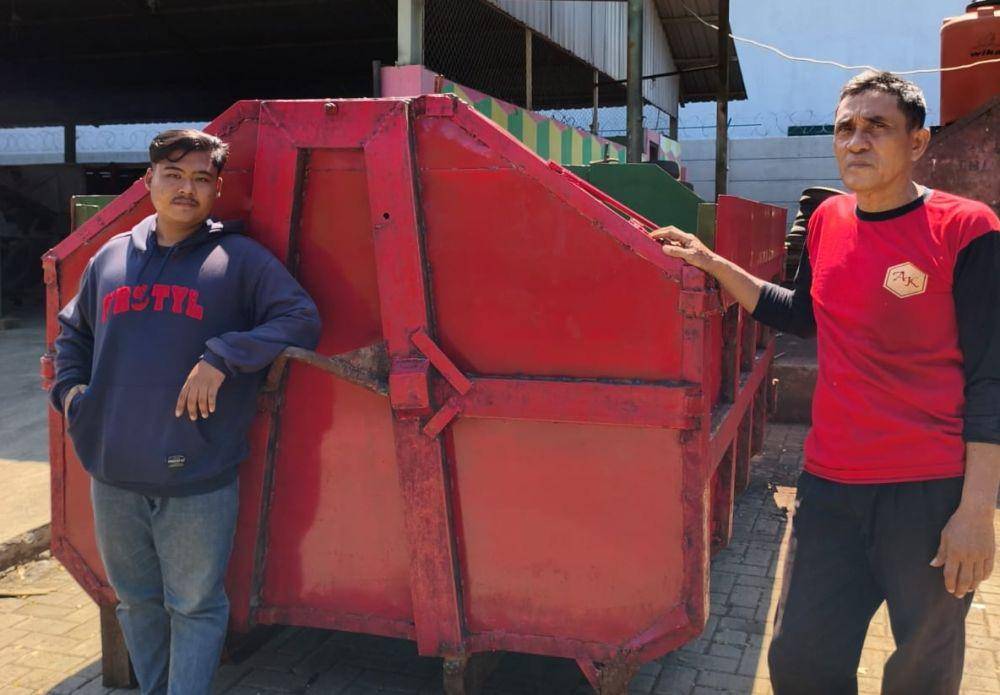 Dinas Lingkungan Hidup Kota Semarang melakukan perbaikan kontainer truk sampah yang rusak. (dok. DLH Semarang)