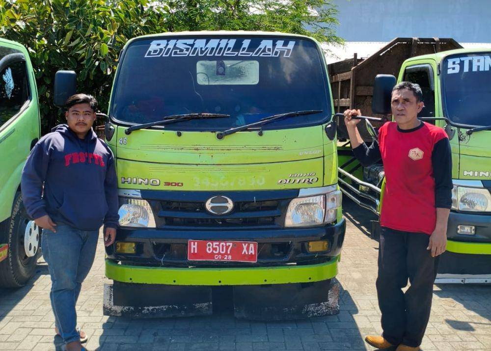 Dinas Lingkungan Hidup Kota Semarang melakukan perbaikan kontainer truk sampah yang rusak. (dok. DLH Semarang)