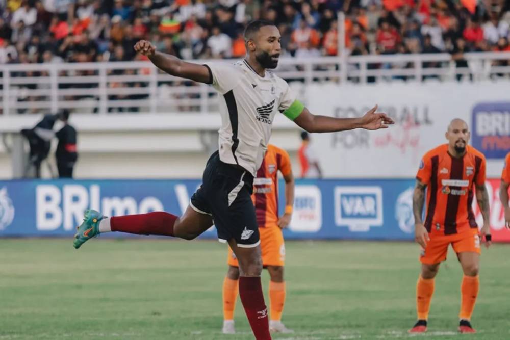 Aksi pemain PSM Makassar, Yuran Fernandes, dalam pertandingan pekan ke-29 BRI Liga 1 2024/2025 melawan Borneo FC Samarinda yang berlangsung di Stadion Segiri Samarinda pada 18 April 2025. (Instagram.com/psm_makassar)