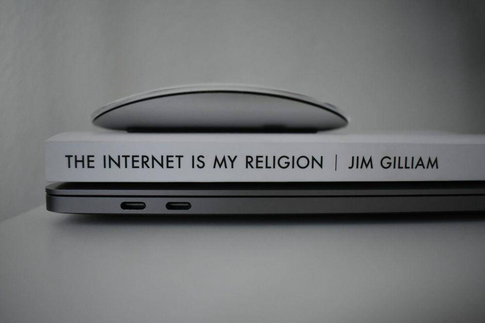 Ilustrasi menaruh barang di atas Macbook (Unsplash/VladYera)