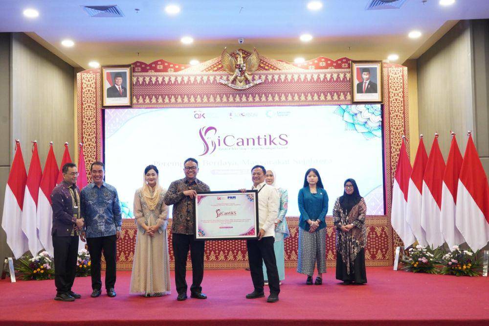 Program Sahabat Ibu Cakap Literasi Keuangan Syariah (SICANTIKS) oleh OJK dan AO PNM, Palembang, Sumatera Selatan (17/5). (dok. PNM)