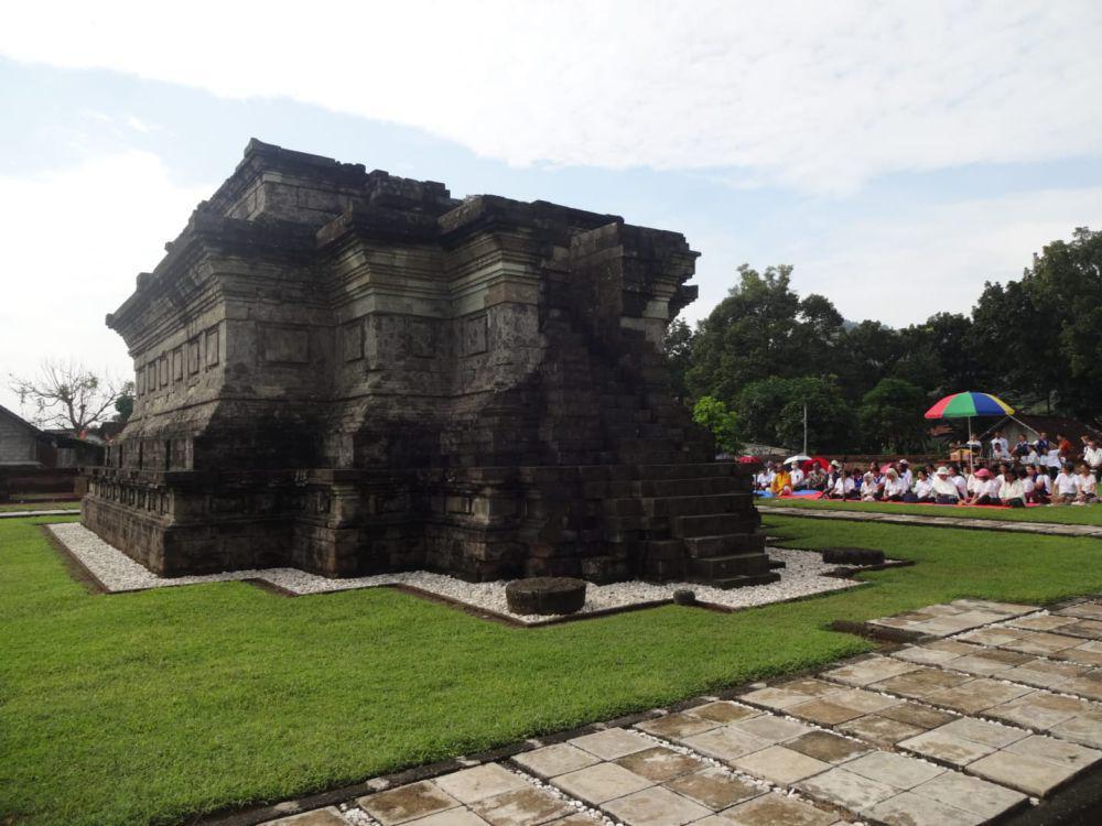Umat Buddha di Tulungagung saat menggelar ritual Atthami Puja di Candi Sanggrahan. IDN Times/ Bramanta Pamungkas