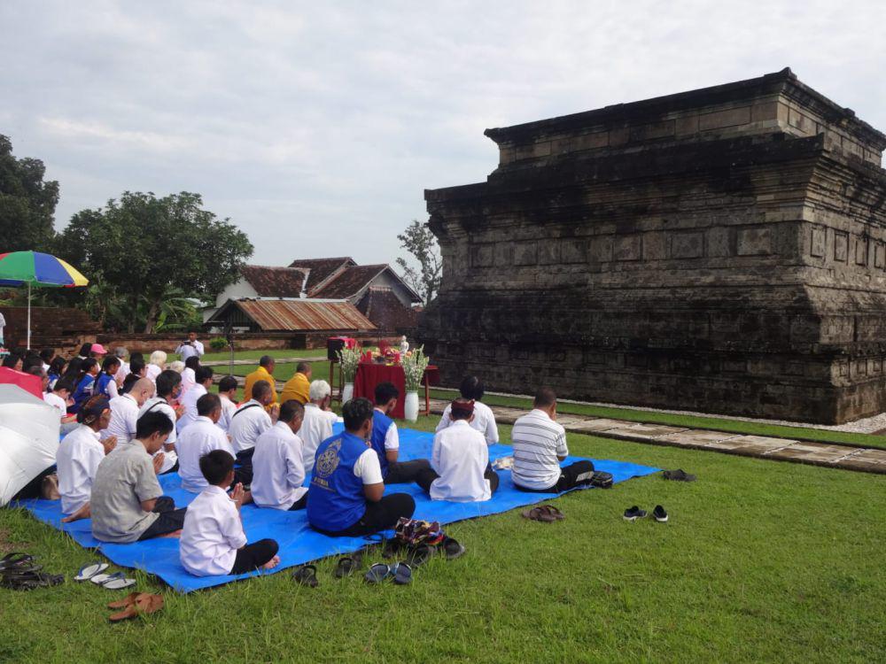 Umat Buddha di Tulungagung saat menggelar ritual Atthami Puja di Candi Sanggrahan. IDN Times/ Bramanta Pamungkas