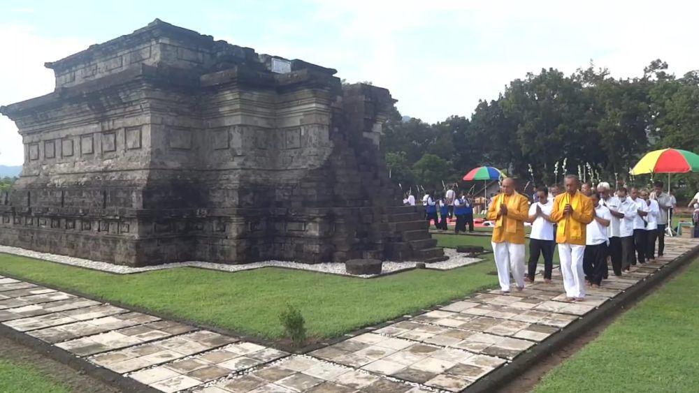 Umat Buddha di Tulungagung Gelar Ritual Atthami Puja