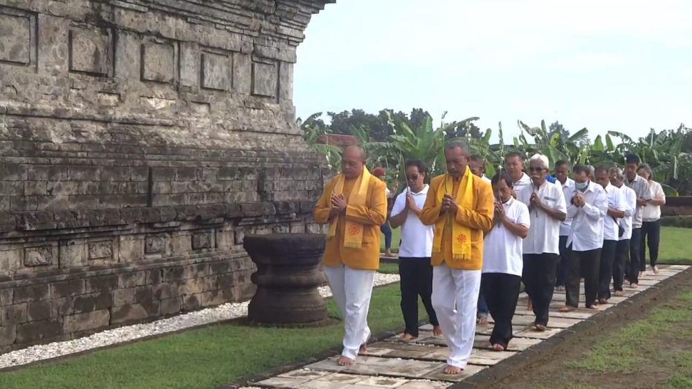Umat Buddha di Tulungagung saat menggelar ritual Atthami Puja di Candi Sanggrahan. IDN Times/ Bramanta Pamungkas