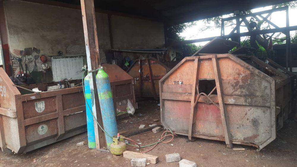 Dinas Lingkungan Hidup Kota Semarang melakukan perbaikan kontainer truk sampah yang rusak. (dok. DLH Semarang)