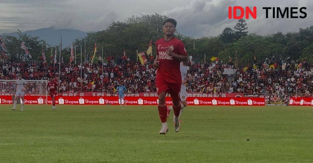 Pemain Semen Padang FC, Riki Ahriansyah akan mengambil tendangan penjuru (IDN Times/Halbert Caniago)