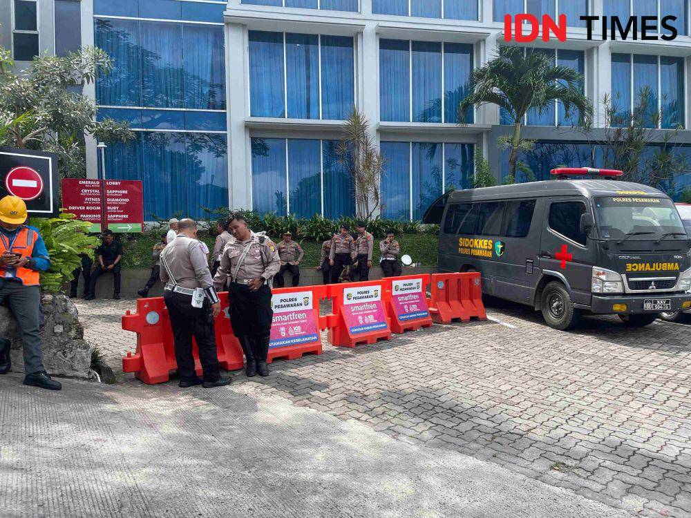Suasana penjagaan di depan Lobby Ballroom Hotel Emersia Bandar Lampung saat debat PSU Pilkada Pesawaran. (IDN Times/Muhaimin)