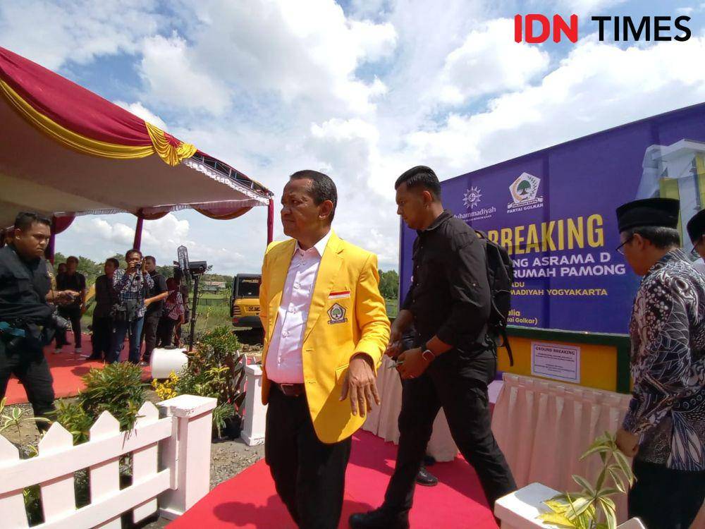 Ketua Umum DPP Partai Golkar, Bahlil Lahadalia melakukan peletakan batu pertama atau groundbreaking pembangunan Gedung Asrama Putra D Gedung Math'am dan Rumah Pamong di Kampus Terpadu Mu’allimin Muhammadiyah, Argosari, Sedayu, Bantul, Minggu (18/5/2025). (IDNTimes/Tunggul Damarjati)