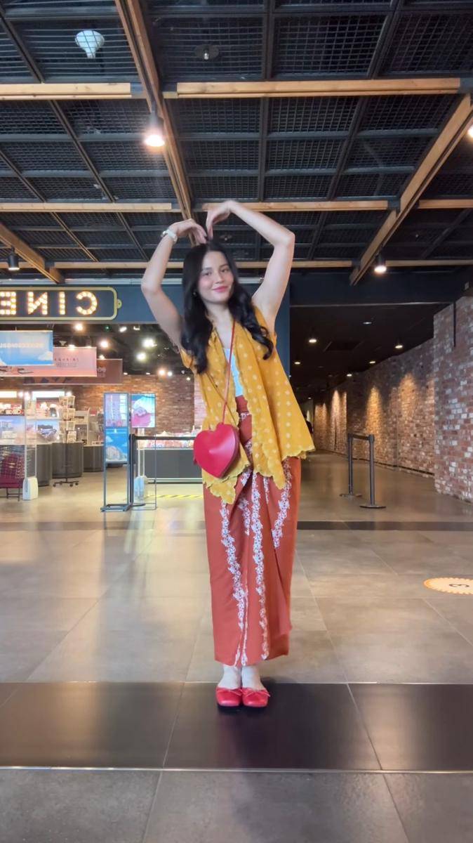 Yunita Siregar hi-touch sama Jin BTS (instagram.com/yunitasiregar)