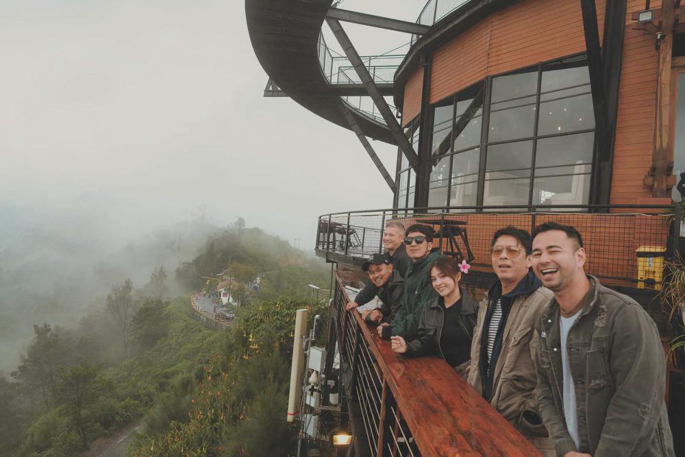 The Dudas-1 Piknik di Bromo (Instagram.com/raffinagita1717)