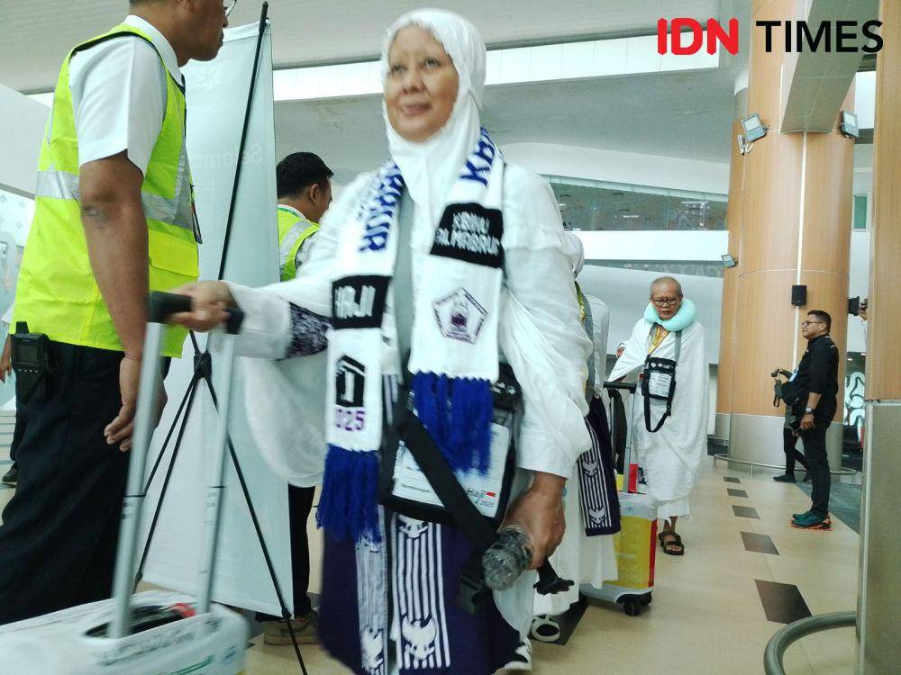 Inin Nastain/ Calhaj Majalengka berangkat dari BIJB
