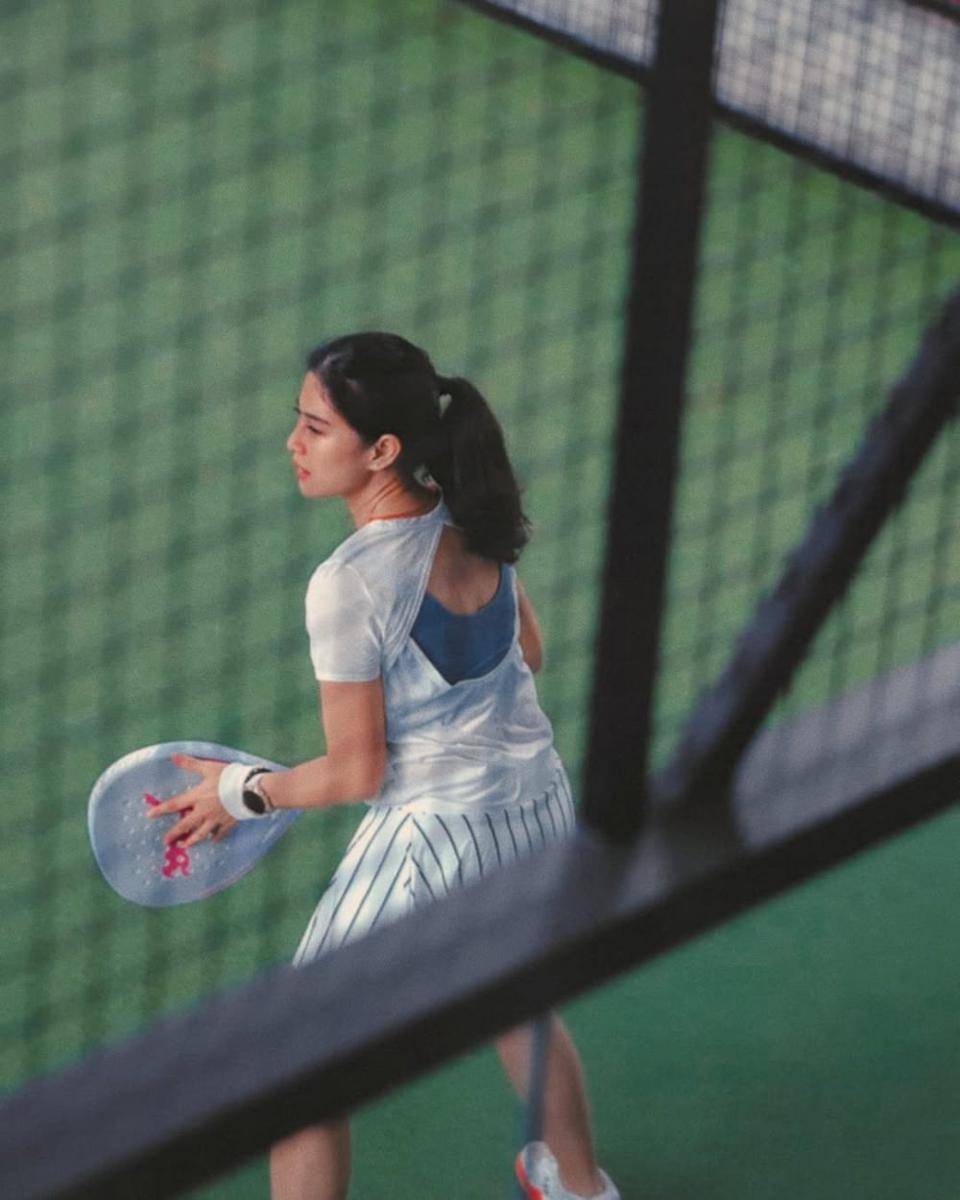 Dian Sastro main padel (instagram.com/therealdisastr)