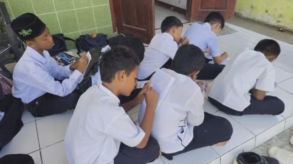 Miris, Belasan Siswa SD di Pandeglang Belajar di Lantai Teras Kelas