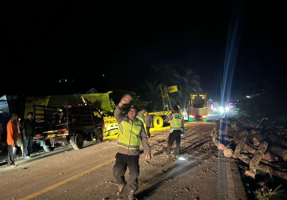 Tronton Seruduk 4 Kendaraan di Jalintim Muba, 1 Tewas 3 Luka Berat