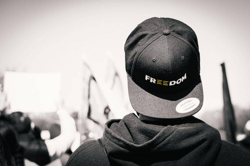 4 Rekomendasi Topi Snapback yang Bikin Gaya Jadi Trendi dan Modis